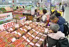 "롯데쇼핑, 4분기 시작으로 실적 개선 기대…목표가 상향"-흥국