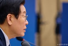 '노동절'로 이름도 바뀌었는데..."공무원도 쉬도록 공휴일 추진"