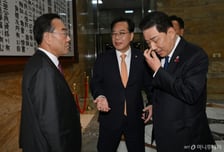 與 "주호영 사퇴 촉구 결의안 제출할 것... 필리버스터 사회 거부"