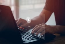 "협찬 물품 반값에"…방송국 음악감독 사칭, 17억 뜯은 30대 여성 실형