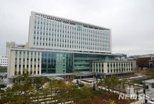 남친 폭행 피해 20㎝ 창틀 숨었는데…창문 열어 추락사