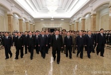 북한 김정은, 김정일 사망 14주기 맞아 금수산태양궁전 참배