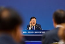 [속보]이재명 대통령, 업무보고서 "행정-정치 구분…여기는 정치적 논쟁 자리 아냐"