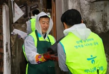 배성완 하나손보 대표와 임직원들, 악천후 속 연탄 나눔 봉사