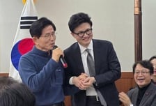 한동훈 손 꼭 잡은 김문수 "우리 당 보배…누가 자르려 하나"