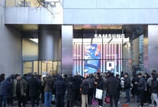 "359만→490만원" 웃돈 붙었다...'두 번 접는' 삼성폰, 2분 완판되더니