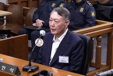 생일에 용산 돌아와 군사법원 출석한 윤석열 "할 일 한 사람들에 미안"