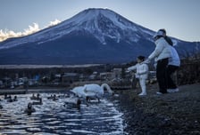 "너무 많이 와" 출국세 3배 쑥 늘리는 일본...자국민 여권비는 '싹둑'