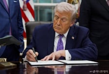 트럼프, 대마초 규제 풀었다…"3급 마약류 분류" 행정명령 서명