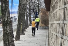 전현무 '댕댕런' 이제 불가?...경찰 쫙 깔린 청와대 앞 직접 뛰어보니