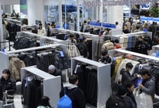 "지갑은 여기서 연다" 갓성비 옷 사러 우르르...소비 침체 속 SPA '탄탄'