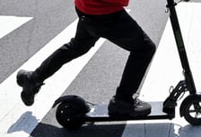 킥보드 타다 도로 턱 걸려 골절..."지자체 탓, 2500만원 달라" 소송, 결과는