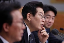 李대통령 "한국 생리대, 다른 나라보다 39% 비싸…조사해봐라"