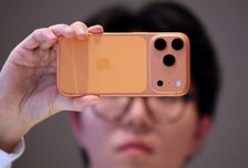 오렌지색이 핑크 되더니 "인터넷도 느리네"...아이폰17 유저들 부글