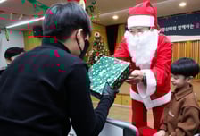 산타복 입은 홍범식 LGU+ 대표, 아이들에 '희망 선물'