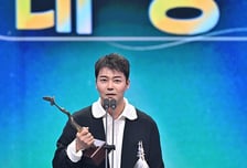 전현무, 'KBS 연예대상' 첫 대상 수상 영예...."KBS의 아들로서 더 열심히 하겠다”