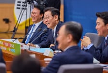 李, 업무보고 '3색 스타일'… 모르면 묻고, 시시비비 가려, 의제 공론화