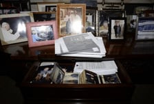 미국 법무부 "트럼프 사진 삭제는 피해 여성 보호 차원"…다시 공개 전환