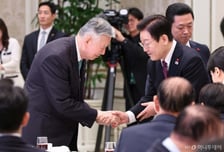 [속보]이재명 대통령 "연말연시·동짓날, 어르신들 장수 기원하며 팥죽 준비"