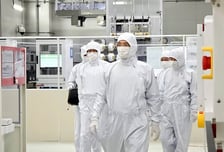 성탄절앞 방진복 입은 이재용, 반도체 심장부서 격려 한아름