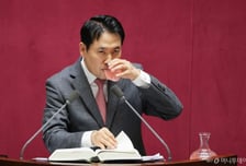 [속보]장동혁, '역대 최장 필리버스터' 경신 중…17시간50분 돌파