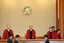 '학대 사망' 아동 얼굴 공개한 '그알' PD 기소유예 취소...헌재 "목적 정당"