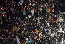 '12.3 비상계엄'이 국민의식 바꿨다 ..."민주주의가 경제성장보다 중요"