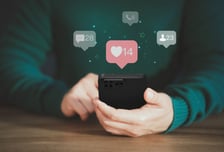 다른 여성 사진에 '좋아요' 누른 남편…'이 나라'에선 이혼 사유