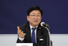 교육장관 "교원 SNS 활동, 학생 영향 없어…정치적 기본권 확대 필요"