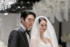 "신민아, ♥김우빈 투병 당시 공양미 이고 기도"…법륜스님 주례사 화제
