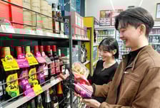 "한 해 고생했어, 나 자신" 지갑은 나한테 연다...비싼 향수도 척척?