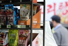 편의점 가성비 상징 흔들린다..PB 상품 줄줄이 가격 인상
