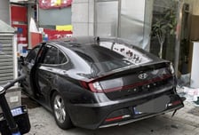 상가 들이박은 승용차…80대 운전자 "기억 안 나"