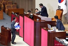 장동혁 24시간 필버 뚫고...내란전담재판부 설치법, 與 주도 본회의 통과