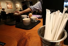 플라스틱 빨대→종이→요청시 제공…오락가락 정책, 이번엔 다를까