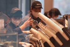 "컵은 ○○○원" 따로 계산제 도입한다...빨대도 '사용 제한' 원칙