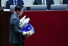 張 홀로 24시간 '필버'… '내란재판부법' 본회의 통과