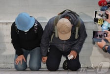 '흉기 난동' 3명 숨지게 한 자식 대신...무릎 꿇은 부모 "모든 분께 사과"