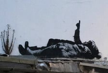 길바닥에 누워 하늘 보는 아이들…성탄절 앞두고 뱅크시가 던진 메시지