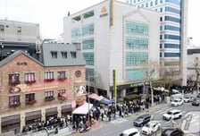 "5시간 기다려" 또 난리 난 성심당...이 케이크 나오자 200m 대기행렬