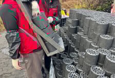 "겨우 신청했어요" 30초 마감…지게 멘 청년, 손발 새카매지도록 걷고 또 걸었다