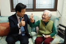 105세 이산가족에 큰절한 정동영 "시간이 없다…남북대화 노력"