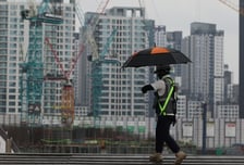 "분담금 오를 수밖에 없죠"...건설업계, 공사비·고환율 '이중고'
