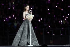 "최고의 산타" 아이유, 촬영장에 돌린 고급 스피커 '얼마짜리?'