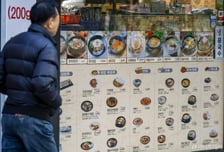 칼국수 한 그릇에 1만원...깁밥 한 줄로 때우려다 '깜짝'