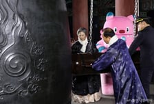 양희은·션·시민 영웅 등 11명…  붉은 말의 해 '제야의 종' 친다