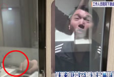 "딱 걸렸어" 화장실 담배 연기에 '투명문' 변신...쇼핑센터의 파격 실험