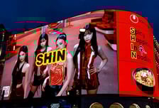 K라면 열풍 유럽으로... 농심, 영국 랜드마크에 초대형 신라면 광고