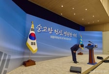 [속보]이재명 대통령, 순직자 유가족들 만나 "감히 헤아리기 어려운 슬픔…가슴 아프셨을것"