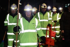 빗자루·쓰레받기 들고 나타난 새벽 총리…거리 쓸고 "안전 최우선"